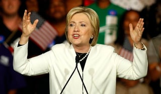 “Queda claro esta noche que nunca ha sido mayor lo que se juega en esta elección y que la retórica desde el otro lado nunca ha sido más baja”, dijo Clinton. (EFE)