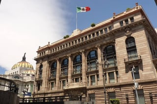Expectativa. Cada mes el Banco de México realiza una consulta a especialistas económicos. (ARCHIVO)