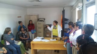 Reunión. Inconformes se reunieron con directivos de la clínica de Torreón, pero no les resolvieron sus inconformidades. (EL SIGLO DE TORREÓN)