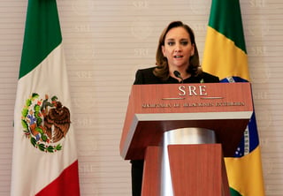 En conferencia de prensa, Claudia Ruiz Massieu dijo que hay 16 consulados abiertos en el extranjero para recibir estas solicitudes. (ARCHIVO)
