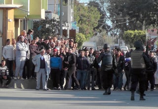 Violencia. Autoridades policiacas de Túnez repliegan a los civiles para evitar más riesgos en la zona atacada por terroristas.