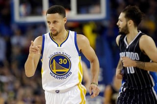 Curry es el primer jugador en llegar a 300 triples en la NBA. (AP)