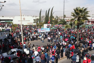 Ayer miles de maestros protestaron contra el despido de los docentes que no atendieron a la convocatoria para la evaluación de desempeño. (ARCHIVO)