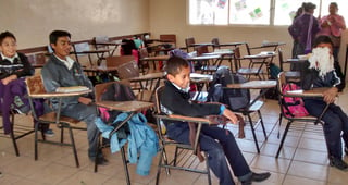 Se ausentan. Ante las inclemencias del tiempo que prevalecieron el día de ayer, pocos alumnos acudieron a clases en la región.
