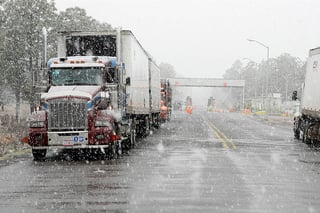 Tráiler. Camiones de carga pasada circulan por las carreteras pese a la nieve que caía.