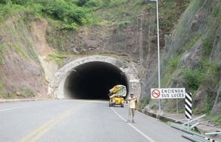 El fatal accidente fue reportado a las autoridades ministeriales a las 16:00 horas de ayer, a la altura del kilómetro 185 de la supercarretera, justo sobre el túnel antes de Pánuco. (ARCHIVO)
