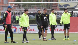 Oribe Peralta y algunos de sus compañeros durante un entrenamiento en Coapa, antes de viajar. (Agencias)