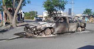 Sujetos desconocidos incendiaron vehículos en los libramientos Sur y Matamoros-Monterrey para interrumpir el flujo vehicular.