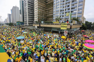 Rechazo. Unas cien mil personas se reunioeron también en Brasilia para pedir la salida de Dilma.