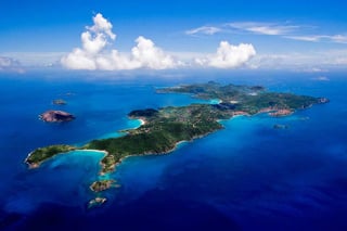 St. Barths es una isla caribeña, antiguamente asolada por piratas y ahora frecuentada por estrellas de cine y magnates. 