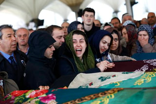 Luto. Varias mujeres en Turquía lloran amargamente la muerte de sus familiares tras el atentado en coche bomba en Ankara, Turquía.