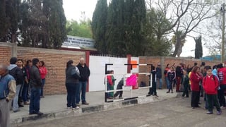 En el portón de acceso a la institución colocaron diversos carteles con mensajes en defensa hacia los maestros de dicha escuela. (EL SIGLO DE TORREÓN)
