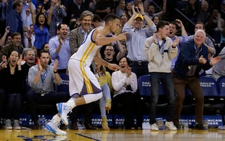 Nuevamente Stephen Curry fue la figura del partido. El Jugador Más Valioso de la temporada pasada encestó 34 puntos ante Knicks. (AP)