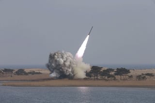 Aunque Seúl no especificó el modelo de misil, un portavoz del Ministerio de Defensa indicó a Efe que parece tratarse de un Rodong, que cuenta con un alcance de 1,300 kilómetros. (ARCHIVO)