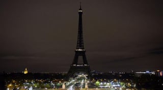 Además de la Torre Eiffel, más de 300 lugares parisinos apagaron su iluminación durante una hora. (TWITTER)