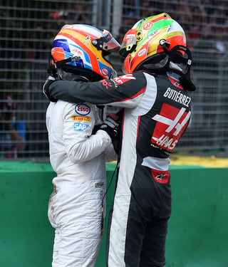 Fernando Alonso y Esteban Gutiérrez se saludan tras el choque. (AP)