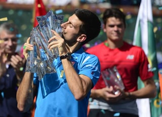 Novak Djokovic no tuvo piedad y se deshizo fácilmente del canadiense Milos Raonic 6-2, 6-0 en la final varonil de Indian Wells, la cual duró apenas una hora y 18 minutos. (EFE)