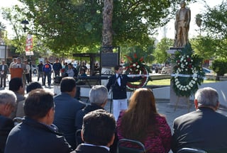 Aniversario. Autoridades y estudiantes conmemoran los 210 años del natalicio de Benito Juárez en la Plaza de Armas. (EL SIGLO DE TORREÓN)