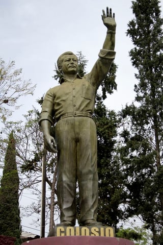 Cada año, autoridades y movimientos ciudadanos realizan homenajes póstumos al político. (ARCHIVO)