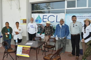 Movimiento. Los integrantes del ECL se plantaron pacíficamente frente a las oficinas de la Conagua en Torreón. (GUADALUPE MIRANDA)