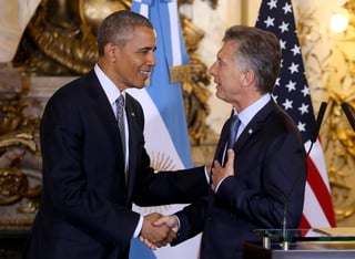 Gran saludo. El presidente Barack Obama estrecha la mano del presidente de Argentina, Mauricio Macri en la casa de gobierno. (AP)