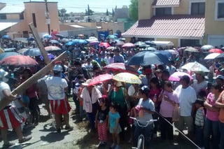 Vivirán la pasión. Este día se realiza el tradicional Viacrucis de la parroquia Santa Rosa de Lima en Gómez Palacio.