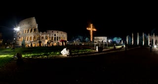 El pontífice llegó a la aledaña colina del Palatino en torno a las 21:00 hora local (20:00 GMT) para desde ahí asistir al recorrido de la cruz. (AP)