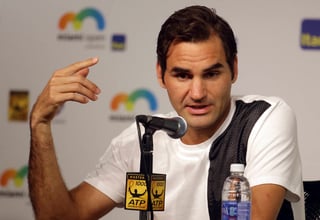 Roger Federer anunció que abandona el Abierto de Tenis de Miami debido a un virus gástrico. (AP)