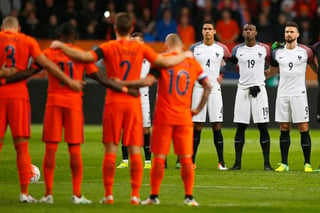 Se brindó un minuto de silencio en memoria del exfutbolista holandés Johan Cruyff, fallecido un día antes. (AP)
