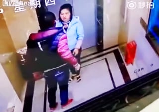 El sujeto cayó desde las alturas tras patear salvajemente la puerta del ascensor. (YOUTUBE)