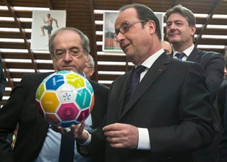 Hollande dijo: 'debemos demostrar que el deporte, al igual que la cultura, que nuestro estilo de vida, no se rendirá ante esta presión ni esta amenaza'.