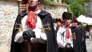 Hasta hoy, la corbata se usa de muchas formas como un símbolo y recuerdo típico de Croacia. (INTERNET)