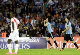 Con la victoria en el estadio Centenario de Montevideo, Uruguay desplazó del liderato a Ecuador, que cayó hoy por 3-1 en su visita a Colombia. (AP)
