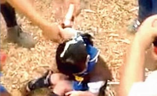 El pasado 29 de marzo se difundió un video en el que un supuesto grupo de scouts —denominado Castores 9— rodean a una pequeña y la bañan con refresco, dirigidos por una mujer. (ARCHIVO)