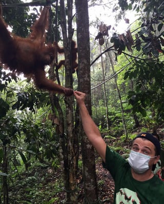 El ganador del Oscar visitó un centro de cuarentena en Indonesia, del Programa para la Conservación de Orangutanes de Sumatra. (ESPECIAL)

