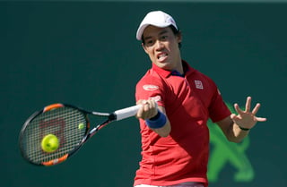 El japonés Kei Nishikori devuelve la pelota al francés Gael Monfil, durante el Abierto de Tenis de Miami. (AP)