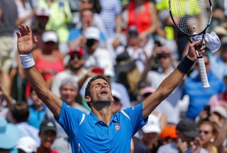 Novak Djokovic sufrió para derrotar 7-6, 6-4 a David Goffin en la semifinal del Abierto de Miami. (EFE)