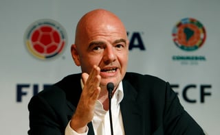 Gianni Infantino recién fue electo para presidente de la FIFA, tras el cese de Joseph Blatter y Michel Platini relacionados con problemas de corrupción y desvío de fondos. (ARCHIVO)