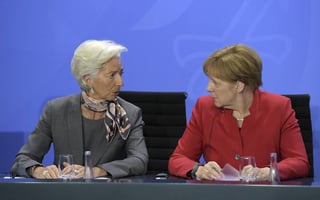 Diálogo. La canciller alemana, Ángela Merkel, conversa con la directora general del FMI, Christine Lagarde. (EFE)