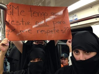 Alzan la voz. Varias chicas se pusieron burkas para protestar por los abusos en el metro.
 (TWITTER)