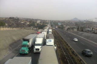 Los contingentes, a bordo de tráileres y camiones, se colocaron en las vialidades y sólo dejan que los automovilistas transiten por un carril con dirección a la Ciudad de México.  (TWITTER)