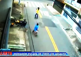 El motociclista se aferra a su vehículo y enfrenta a los ladrones. (YOUTUBE)