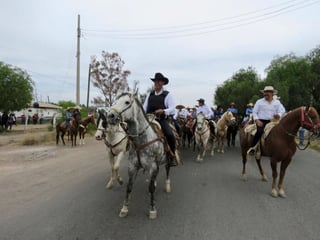 El candidato paseó por las principales calles de Fresnillo, a la que denominó 'Cabalgata de la Paz', y con un eslogan: 'En Zacatecas ni uno más', en relación a un alto al secuestro. (FACEBOOK)
