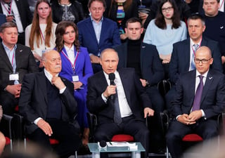 Denuncia. Vladimir Putin en un foro junto a rusos destacados en San Petersburgo.