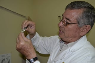 Descartan. José Luis Reyes, investigador de la Narro, dijo que descartaron que parásitos hayan causado muerte de abejas. (EDITH GONZÁLEZ)
