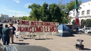 Protesta. Un grupo de taxistas de Gómez Palacio persiste en su plantón en la plaza IV Centenario.