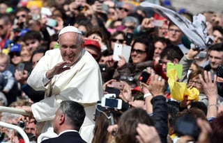 El Papa también ha saludado en la plaza de San Pedro del Vaticano a tres presos que cumplen condena en Milán. (EFE) 