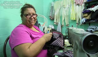 María Luisa, una mujer que se dedica a la costura desde hace treinta años. (SIGLO TV)