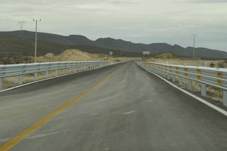 Obra. La carretera que se construyó para unir los municipios de Viesca con Parras ya tiene 3 de los 5  puentes que faltaban.