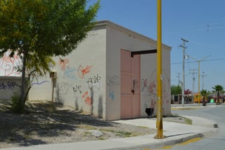 Vandalismo. Son pocas las paredes que se observan sin grafiti en el fraccionamiento La Noria de Torreón.